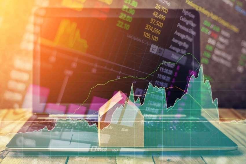 الأسهم مقابل العقارات: أيهما مناسب لميزانيتك؟